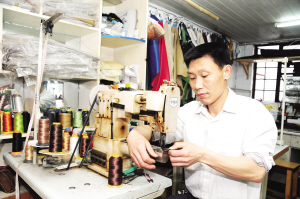  靠一點(diǎn)“DIY”本事專心手工制作皮具“大男人”每天“飛針走線” 