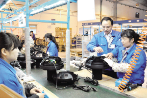 初中畢業(yè)的他當(dāng)上了技術(shù)員 羅詩忠用手把產(chǎn)品不良率“拉下”15個(gè)百分點(diǎn)  