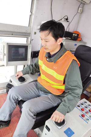 “門(mén)機(jī)之星”愛(ài)革新技術(shù) 陳美州刻苦鉆研業(yè)務(wù)，不斷提高吊裝效率