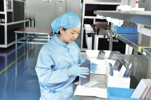 給晶硅切片“找茬” 顧國(guó)娟每個(gè)班次要檢驗(yàn)四五萬(wàn)片，帶領(lǐng)所在班組對(duì)出廠產(chǎn)品進(jìn)行層層把關(guān)