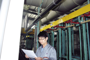 從低學(xué)歷打工仔到技術(shù)型管理者 何進(jìn)開靠的是責(zé)任心和勤奮好學(xué)的工作態(tài)度