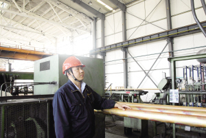 他帶領(lǐng)的團隊善于攻關(guān)創(chuàng)新 張林和工友們持續(xù)提升倉環(huán)銅業(yè)產(chǎn)品的質(zhì)量，綜合成材率遠遠領(lǐng)先同行