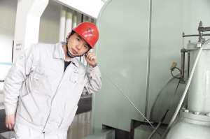 環(huán)保處理垃圾的“魔術(shù)師”周利峰多年來(lái)主持、參與完成技改項(xiàng)目50多項(xiàng)，為公司獲利超百萬(wàn)元