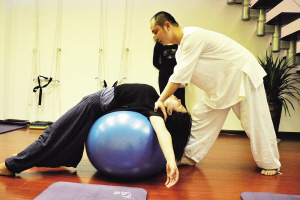 80后小伙  成高級瑜伽導(dǎo)師  