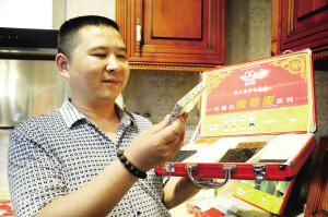 他說得最多的就是“誠信做人，踏實(shí)做事”；他的客戶成了他的好朋友和后援者——誠信為他贏得了客戶的心