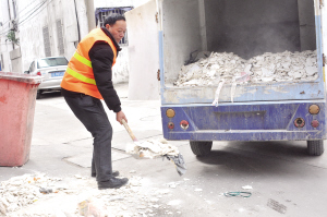 公廁堵了他用手疏通 陳瑞林用實(shí)際行動(dòng)詮釋著“寧愿一人臟，換來(lái)萬(wàn)人潔”的環(huán)衛(wèi)精神