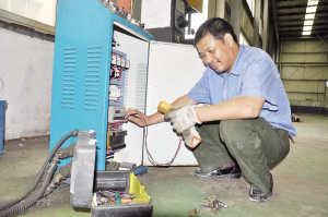 維修崗位上不停轉(zhuǎn)的“陀螺” 對待平凡的工作，谷剛抱以極大的熱情并發(fā)揚腳踏實地的作風
