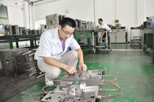 模具設(shè)計創(chuàng)新點子多    劉霞平帶領(lǐng)團隊成功研制自動切水口、水路循環(huán)系統(tǒng)等，大大提升生產(chǎn)效率和產(chǎn)品質(zhì)量