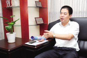 陳錦樂>>> 13年造出一艘加彈“航母”  2001年，他懷揣50萬元來到璜涇，初涉化纖加彈行業(yè)；今天，他打拼出了一家上市公司、年銷售超過30億元的企業(yè)集團