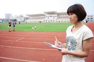 2005年，在世界舉重錦標(biāo)賽中，年僅19歲的她勇奪三項(xiàng)冠軍，并打破兩項(xiàng)世界記錄，成為我市首位世界冠軍。去年，退役的她放棄當(dāng)教練員的機(jī)會(huì)，選擇回到太倉(cāng)——顧薇   世界冠軍在家鄉(xiāng)延續(xù)體育夢(mèng) 