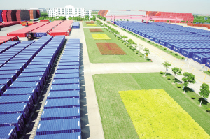 繁重的體力勞動改成半自動、自動化流水線作業(yè)，單一的干貨集裝箱升級為高附加值的特殊集裝箱。隨著智慧的精彩綻放，太倉中集集裝箱制造有限公司致力于建成高新技術(shù)企業(yè)、全球第二大集裝箱生產(chǎn)基地——中集集裝箱 “智造”全球集裝箱“綠洲工廠”