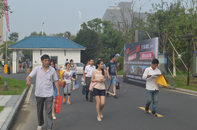 2014夏季大型招聘會(huì)勝利閉幕,太倉(cāng)人才網(wǎng)陽(yáng)光開(kāi)啟網(wǎng)絡(luò)專場(chǎng)