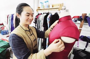 姚鴻芳——縫制旗袍成省技術(shù)能手