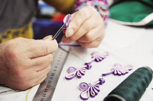 姚鴻芳——縫制旗袍成省技術(shù)能手