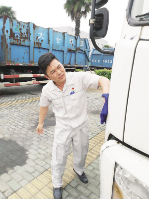 無(wú)論炎夏寒冬，無(wú)論暴雨冰雪，始終行駛在轉(zhuǎn)運(yùn)垃圾的路上 王兆對(duì)：美化城市無(wú)愧初心