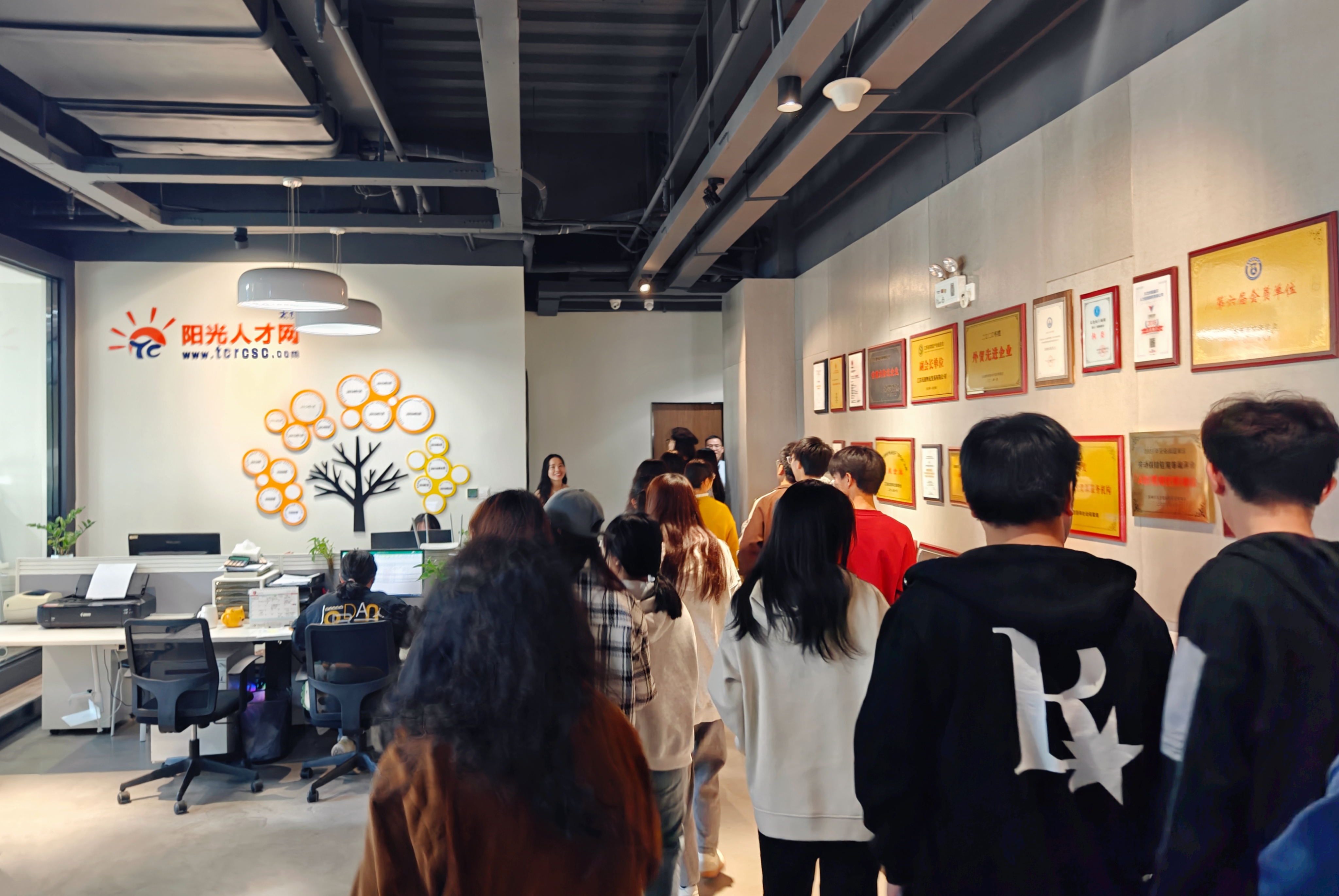 人力資源專(zhuān)業(yè)學(xué)生赴陽(yáng)光太倉(cāng)人才網(wǎng)基地——開(kāi)展“師生進(jìn)企業(yè)”教學(xué)實(shí)踐活動(dòng)