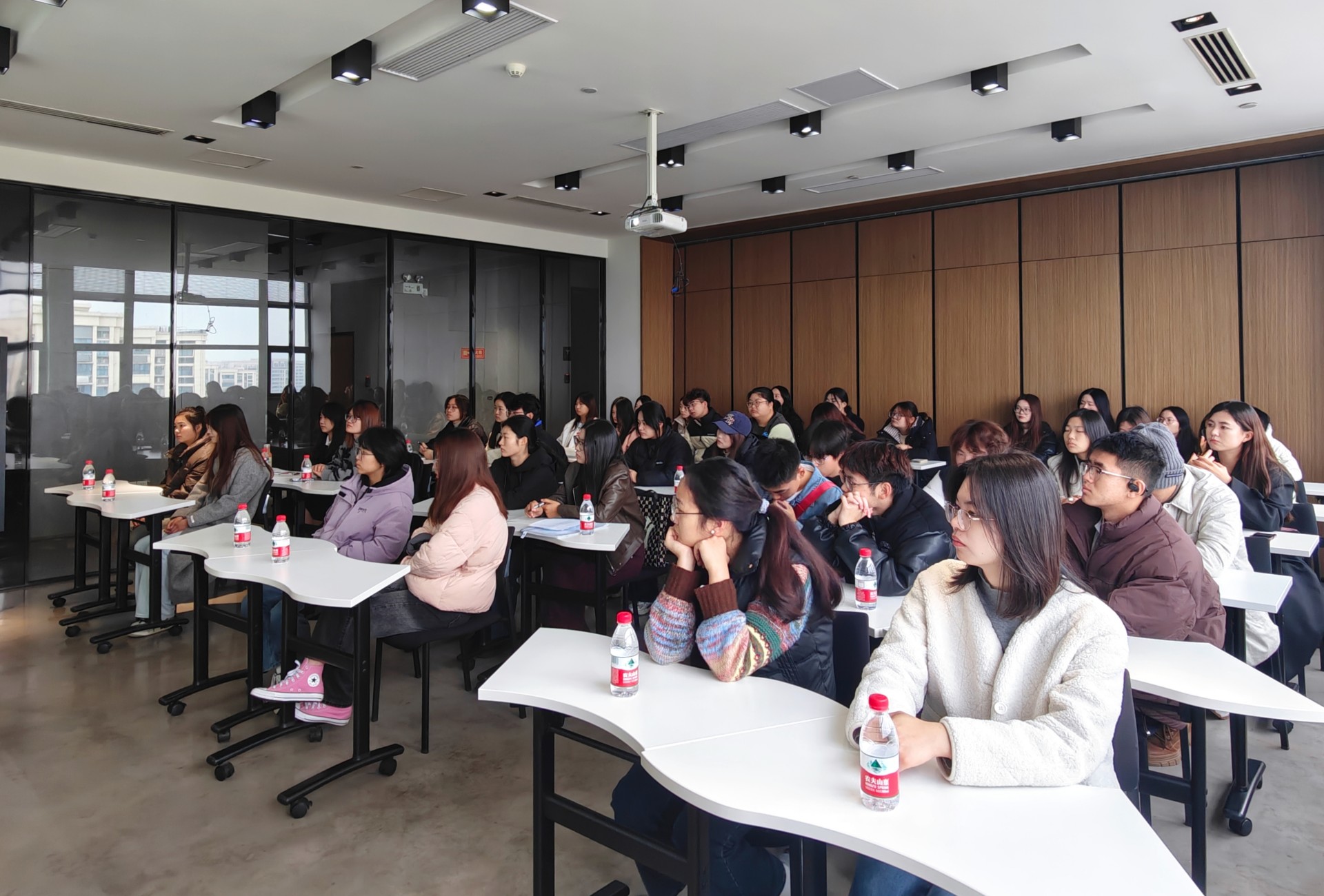 陽(yáng)光太倉(cāng)人才網(wǎng)助力未來(lái)精英，健雄學(xué)院學(xué)子深入探訪交流