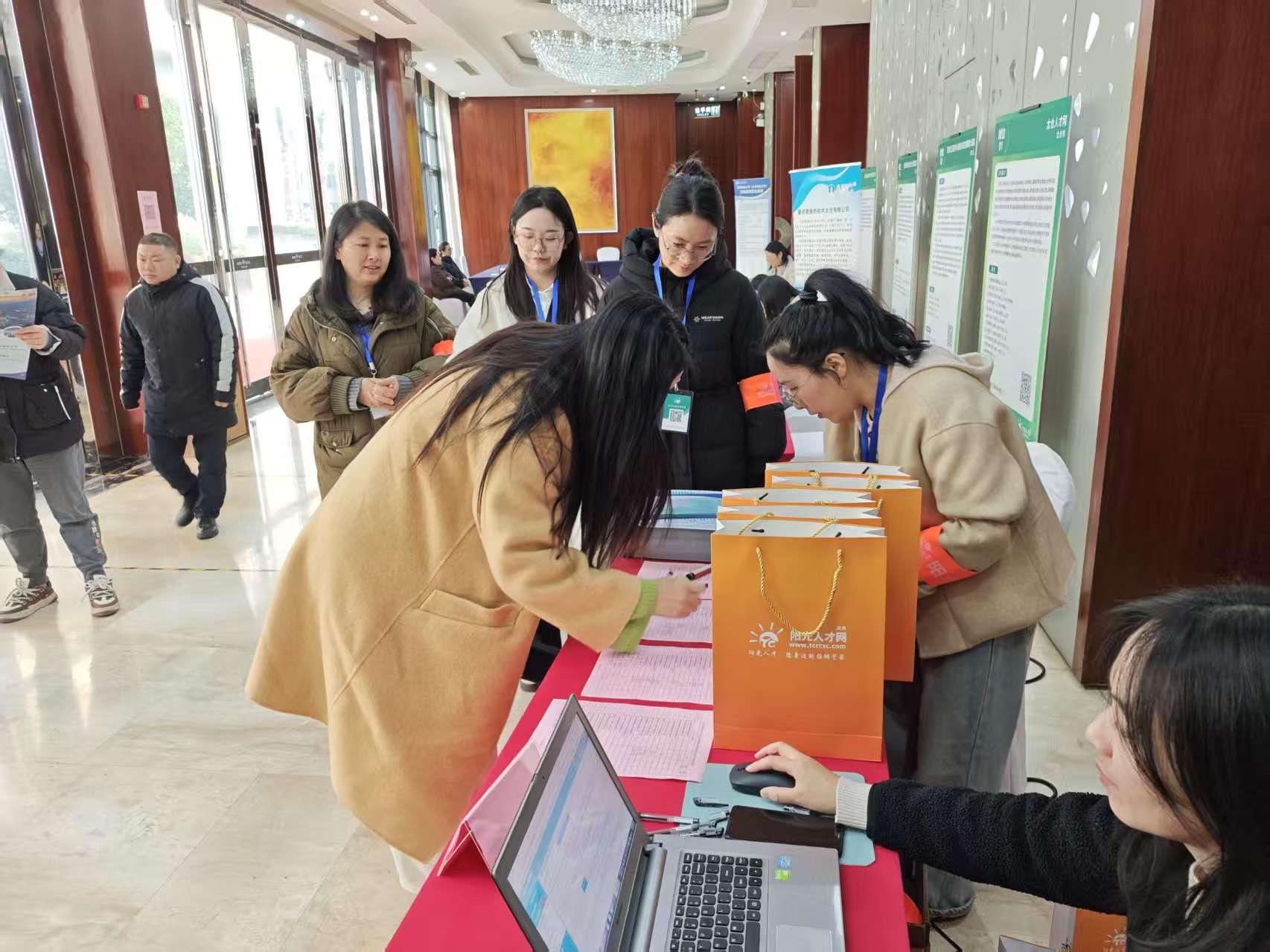 春風(fēng)送崗啟新程陽(yáng)光太倉(cāng)向未來(lái)——2026太倉(cāng)春季大型招聘會(huì)圓滿(mǎn)落幕